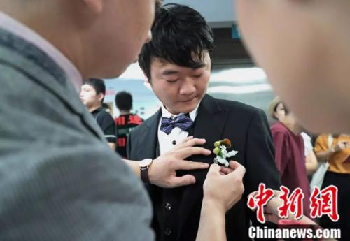 杨枫换上礼服,带上胸花 点击进入下一页