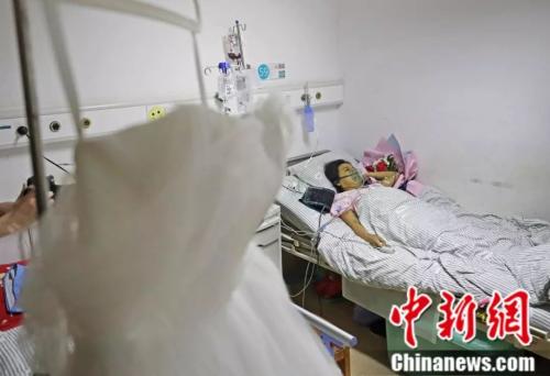 婚纱挂在小慧的病床旁 点击进入下一页