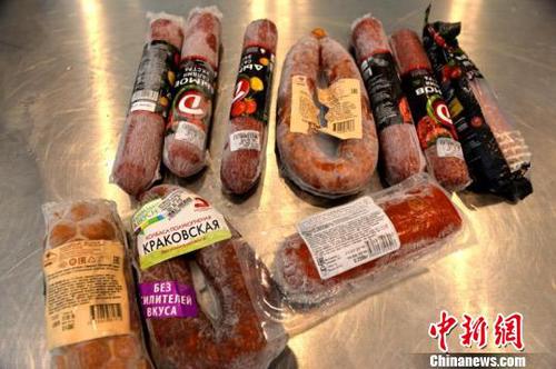 图为南宁海关驻机场办事处截获非洲猪瘟疫区入境旅客携带禁止进境猪肉制品?！×楹?摄