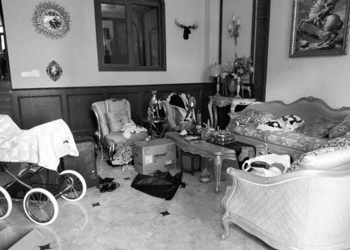 男子溜进别墅做饭喝红酒读书 离开时顺走业主衬衣