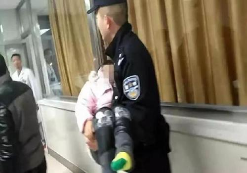 小女孩马路独行拒绝警察帮助 只因家长总说这句话