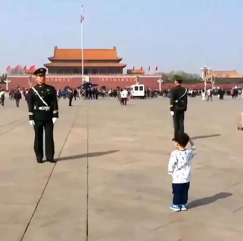 小女孩马路独行拒绝警察帮助 只因家长总说这句话