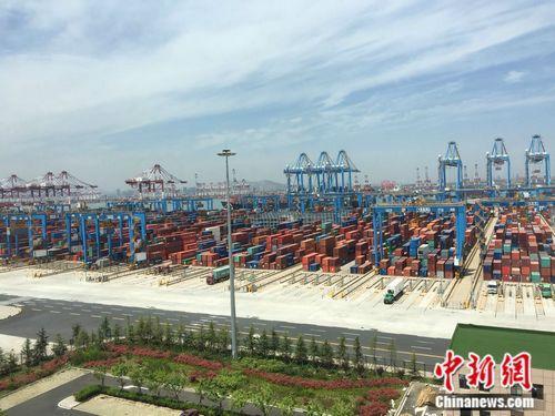 资料图:青岛港全自动化集装箱码头 阚枫 摄   资料图:青岛港全自动化集装箱码头 阚枫 摄