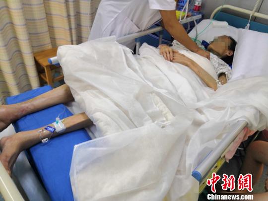 躺在病床上的沈女士体重不足60斤?！〕妈?摄
