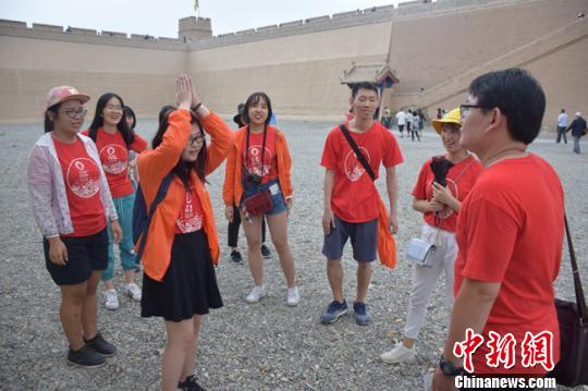 图为研习营成员在嘉峪关关城开展酷跑闯关活动。陈静瑶 摄