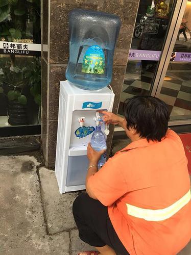 理发店免费为环卫工供水 店主:天天见就像邻居