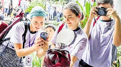 中国侨网海外学子被中国竹编吸引，纷纷拍照留影。 拍友 吴拥军 摄