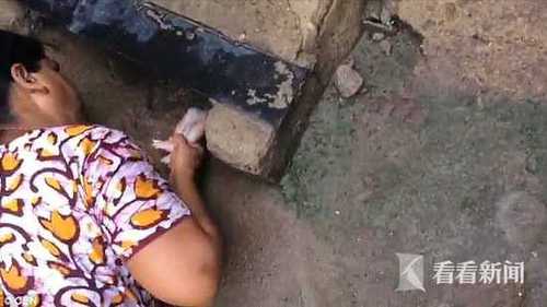 79cfabb5fb025ed02d0db019ab328ff2.jpg 新生男婴被弃阴沟 女子将其掏出取名自由