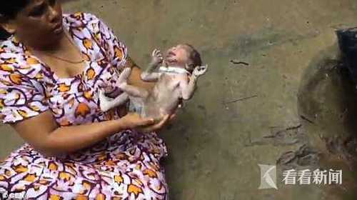 185bc19af8d315ba078d265cdca8bf45.jpg 新生男婴被弃阴沟 女子将其掏出取名自由