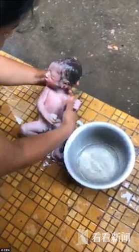ae72e80042c55d6722ca3e1f62091ff7.jpg 新生男婴被弃阴沟 女子将其掏出取名自由