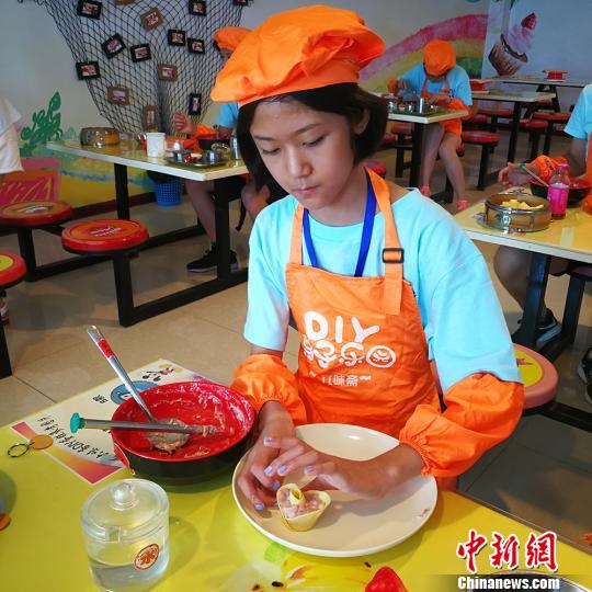 营员姚子煊告诉记者，要做好中华文化的传播使者?！⊙罱苡?摄