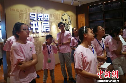 营员在太原市图书馆参观全国首个“马克思书房”?！⊙罱苡?摄