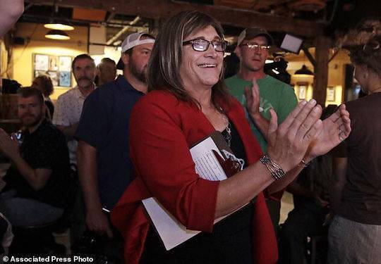 美国或迎来首位变性女州长:她2年前变性 曾是CEO