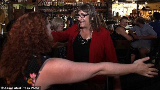 美国或迎来首位变性女州长:她2年前变性 曾是CEO