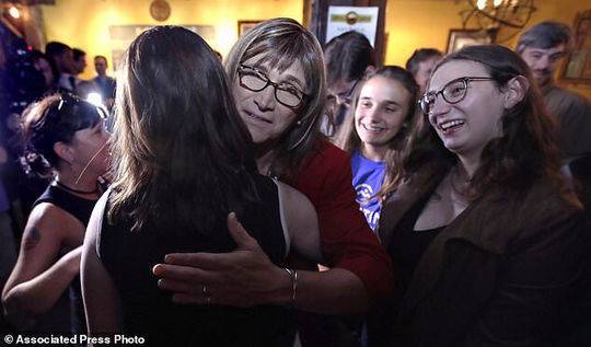 美国或迎来首位变性女州长:她2年前变性 曾是CEO