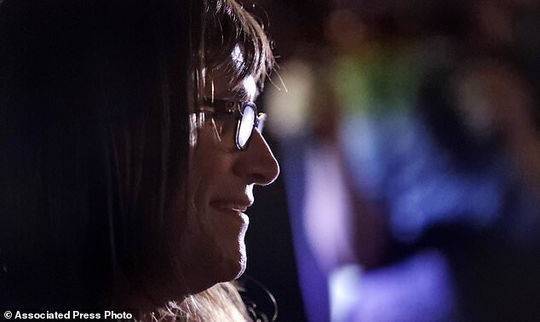 美国或迎来首位变性女州长:她2年前变性 曾是CEO