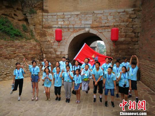 中国侨网8月13日，2018“亲情中华”夏令营山西太原营营员参观张壁古堡。　杨杰英　摄