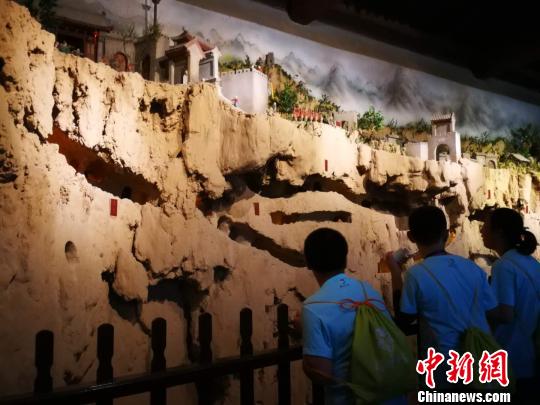 2018“亲情中华”夏令营山西太原营营员在张壁古堡模型前驻足?！⊙罱苡?摄