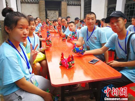 营员亲手制作布老虎?！⊙罱苡?摄