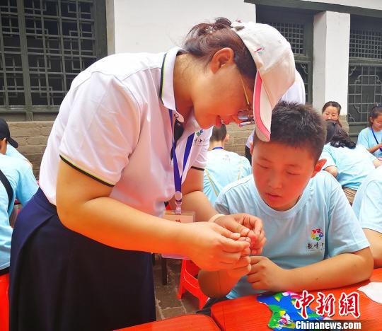 2018“亲情中华”夏令营山西太原营领队吕雪梅表示，活动旨在让中华儿女在家乡身临其境的感受中华传统文化，用心、用手、用眼去感受古代的文明和智慧?！⊙罱苡?摄