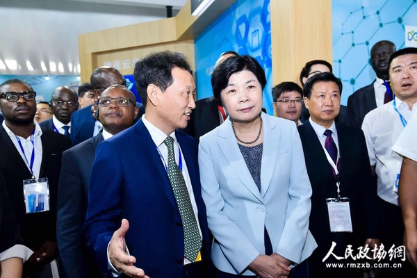 乌镇互联网医院院长张群华(左)向国家卫健委副主任崔丽介绍“互联网+非洲医疗卫生服务”创新平台 乌镇互联网医院院长张群华(左)向国家卫健委副主任崔丽介绍“互联网+非洲医疗卫生服务”创新平台