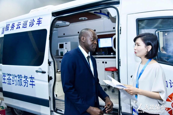 非洲卫生官员详细了解微医云巡诊车产品 非洲卫生官员详细了解微医云巡诊车产品