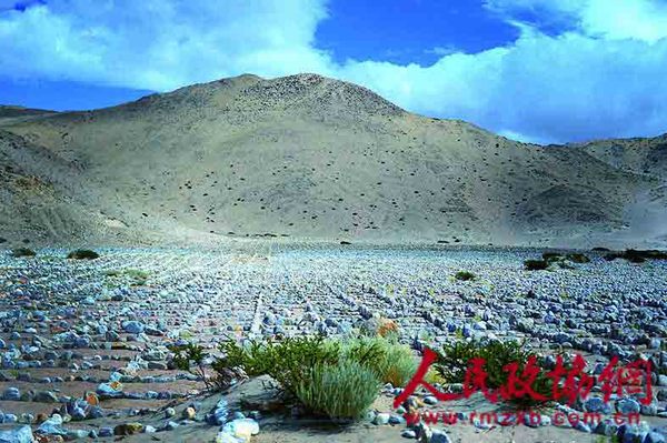 去往典角村，一路上是荒山、黄沙和石头连成的一望无际的荒凉~1