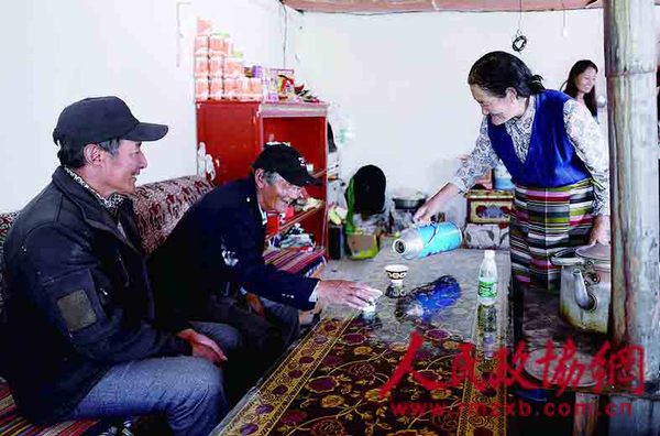 街坊邻居到旺扎家做客，夫妻都会亲手熬制热乎乎的奶茶招待