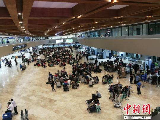 候机厅内，不多的候机座椅已被坐满，有人索性席地而卧。　关向东 摄