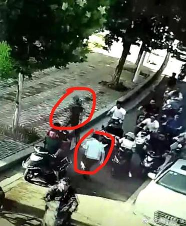 河南一公安局长开会途中遇扒包小偷 停车狂奔拿下