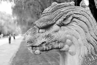 北京十三陵神道的石獬豸 北京十三陵神道的石獬豸