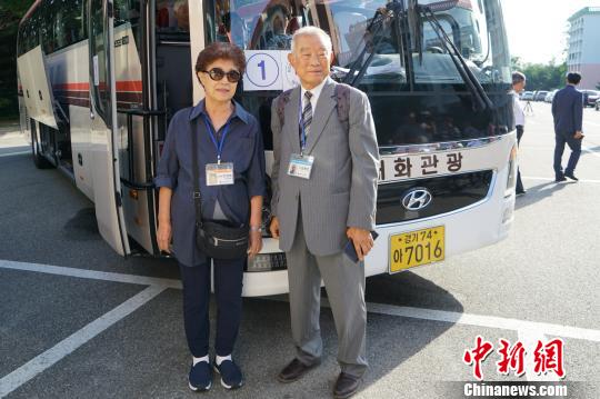 图为老人们在现场合影留念?！≡?摄