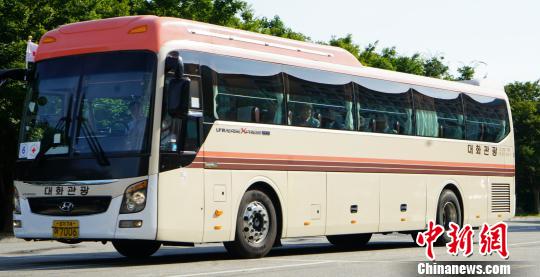 当地时间约8时30分，10多辆大巴车缓缓出发，紧随其后的还有多辆警车、救护车、消防车等?！≡?摄