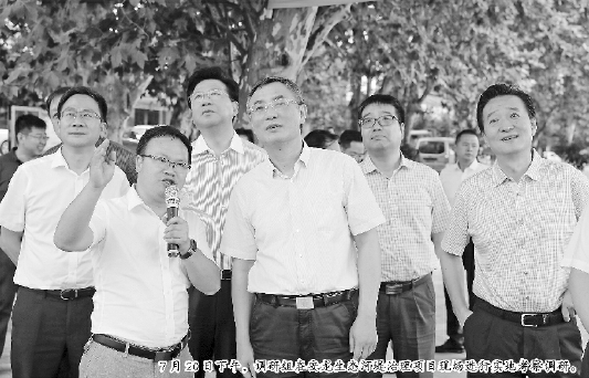 7月20日下午，调研组在安龙生态河堤治理项目现场进行实地考察调研。