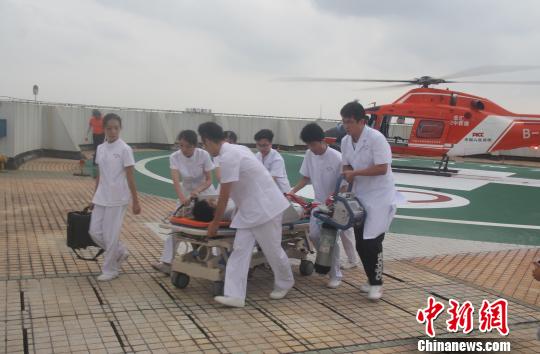 图为直升机空中救援演练现场 吴惟烨 摄 图为直升机空中救援演练现场 吴惟烨 摄