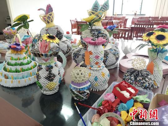 精神科康复区内的患者作品展示?！≌澎匣?摄