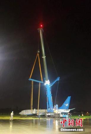 8月16日晚，厦门航空公司B738/B5498班机，执行厦门-马尼拉航班任务，在马尼拉机场24号跑道着陆后滑跑过程中偏出跑道，飞机左发动机脱落。初步报告无人员伤亡。事发时马尼拉机场有强雷雨，能见度2000米，事故原因有待调查。 <a target='_blank' href='http://www.chinanews.com/'>中新社</a>发 NAIA媒体中心供图