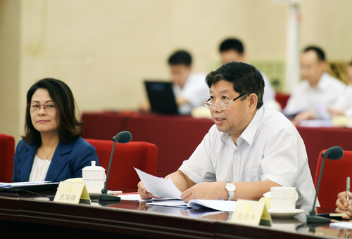 范国强委员发言。