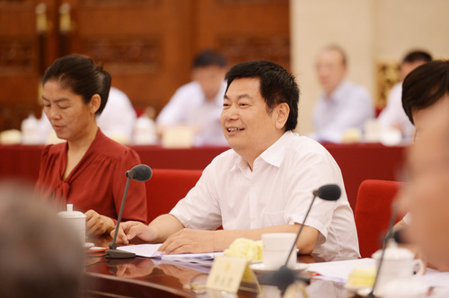 苏华委员发言。