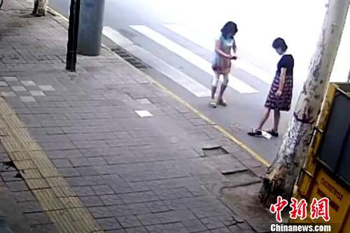 西安城管人员“倒烟头拍照”引质疑官方再次调查并致歉