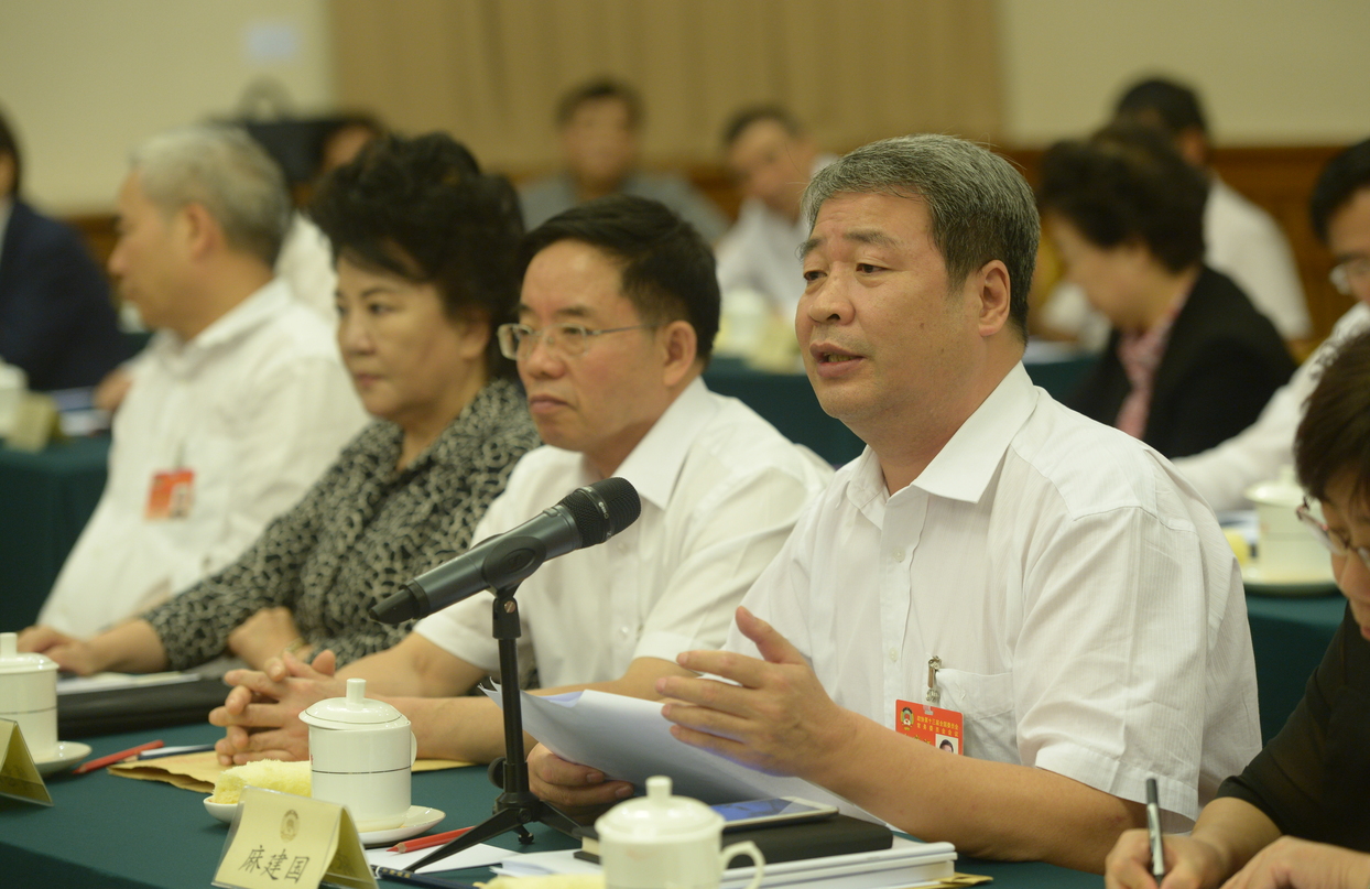 委员在专题小组讨论会上发言