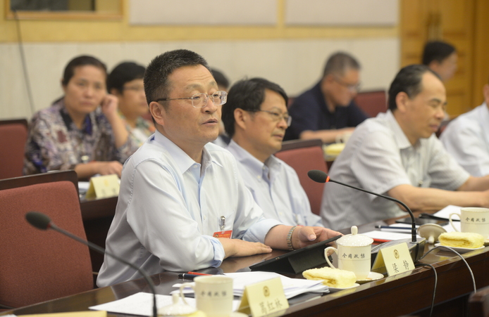 委员在专题小组讨论会上发言