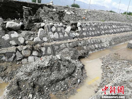 受持续强降雨影响，兰新线线路多处陷穴、塌陷、开裂?！¤矫?摄