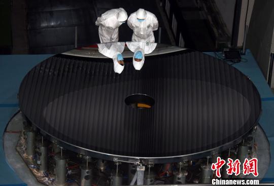 中科院长春光机所研制成功的直径4.03米口径高精度碳化硅非球面反射镜?！∷镒苑?摄