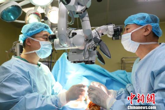 烟台一男子被机器挤断手掌医生为其成功修复(图)