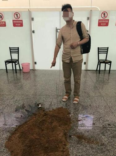 充电宝不合规被机场安检拦下 旅客摔地上自燃被拘