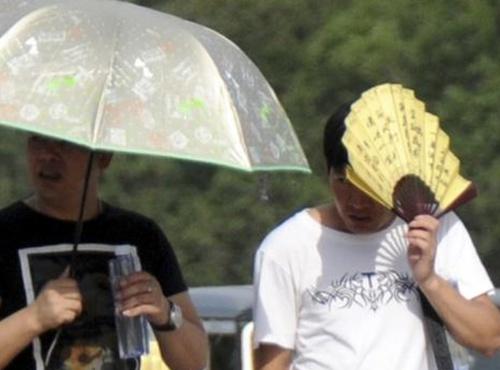 男人撑太阳伞很娘?日本男性组织撑伞小队欲正名