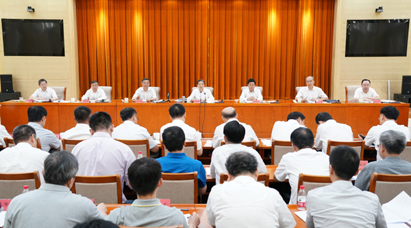 8月21日，中共中央政治局委员、中央政法委书记、全国扫黑除恶专项斗争领导小组组长郭声琨主持召开全国扫黑除恶专项斗争领导小组会议。郝帆 摄