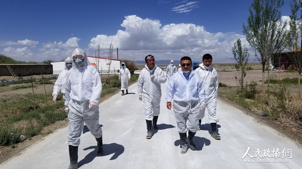 防疫人员在一线开展工作