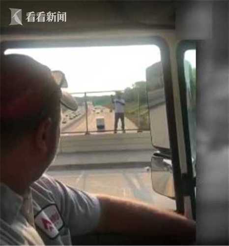 美送货员阴差阳错偶遇轻生男子 用12罐啤酒救了他